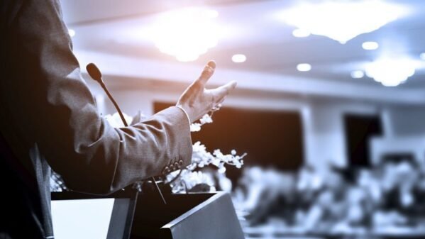 Como Fazer um Esboço de Pregação: Um Guia Completo